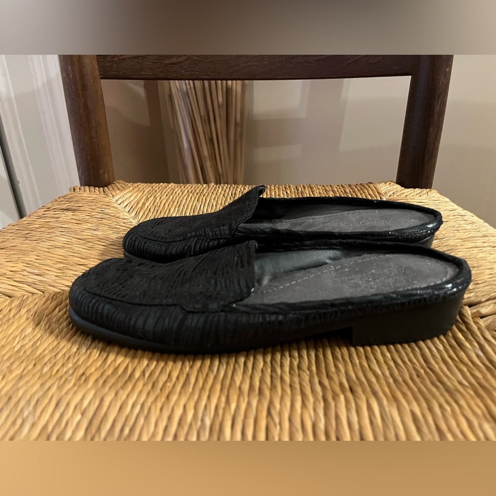 AEROSOLES slip on black flats textured patten leather mule loafers ladies SZ 6.5